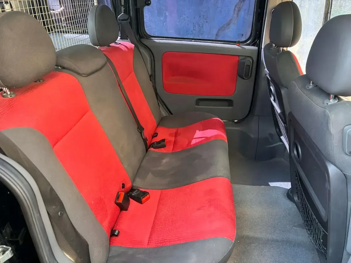 Używany Opel Combo 90 KM (66 kW) 2005 Czarny Minivan