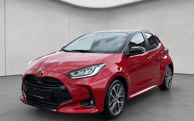 Karminarot metallic, dach schwarz Gebraucht 2024 Toyota Yaris Hybrid Plus Limousine | 23.990 € (Guter Preis) - Bild 1/4