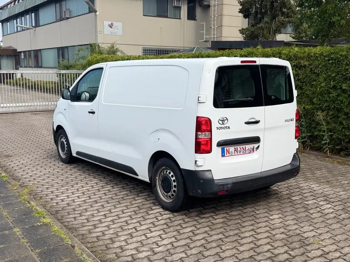Gebraucht Toyota Proace 120 PS (88 kW) 2019 Weiß Van / Kleinbus