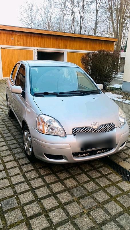 Gebraucht Toyota Yaris 75 PS (55 kW) 2003 Silber Kleinwagen