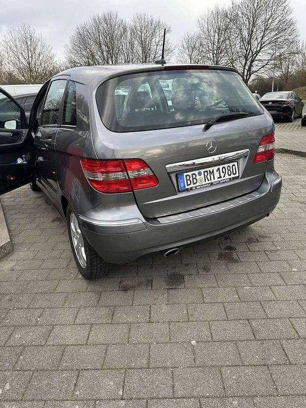 Gebraucht Mercedes B180 109 PS (80 kW) 2011 Grau Van / Kleinbus