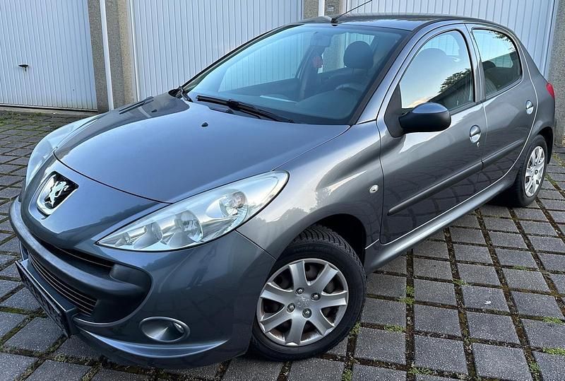 Grau Gebraucht 2011 Peugeot 206+ Kleinwagen | 1.790 € (Fairer Preis) - Bild 1/4