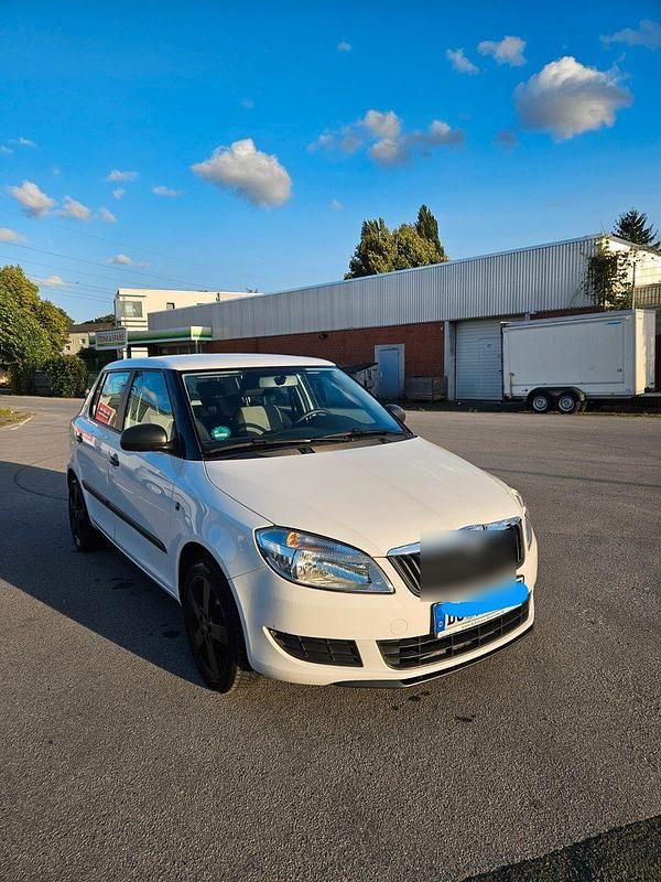Weiß Gebraucht 2012 Skoda Fabia Ambition Kleinwagen | 3.280 € (Superpreis) - Bild 1/4