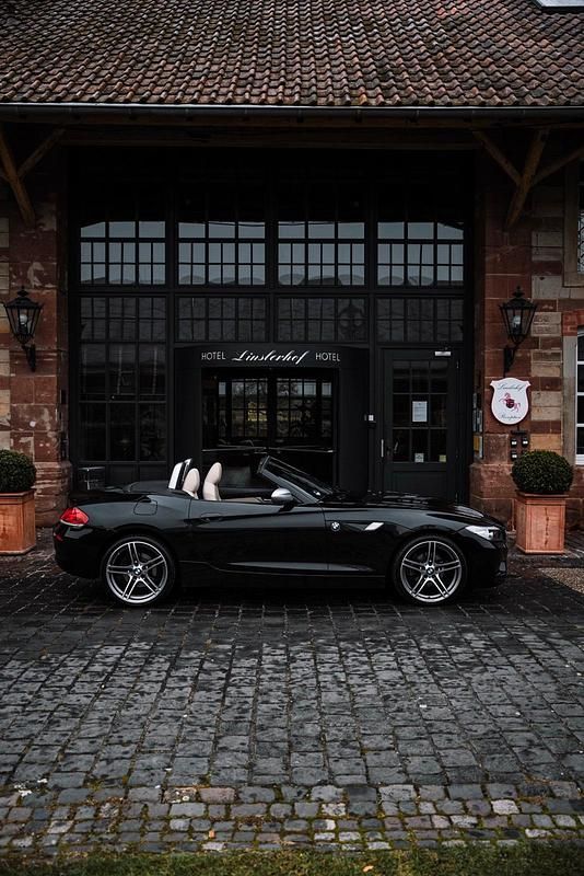 Schwarz Gebraucht 2010 BMW Z4 M Performance Cabrio | 27.000 € - Bild 1/4