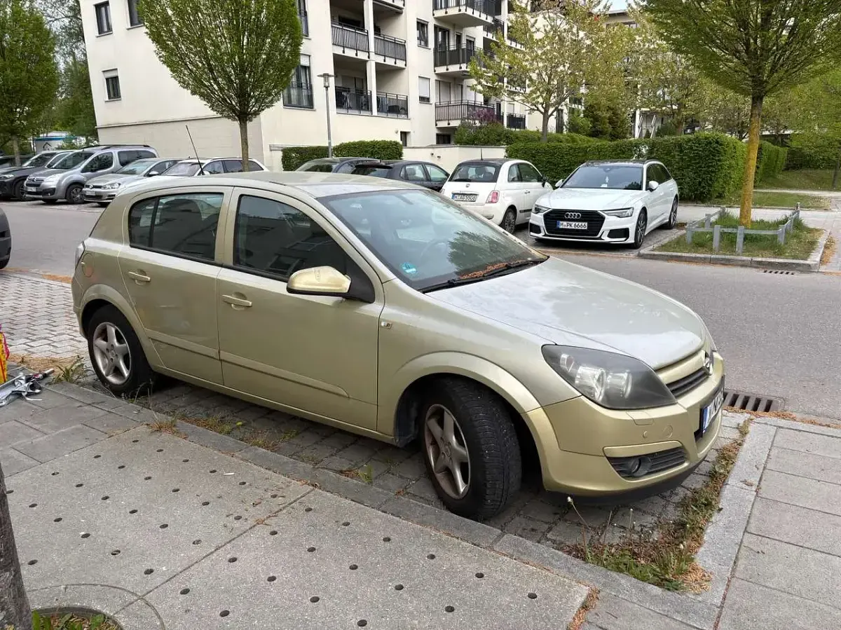 Gebraucht Opel Astra 105 PS (77 kW) 2004 Gold Limousine