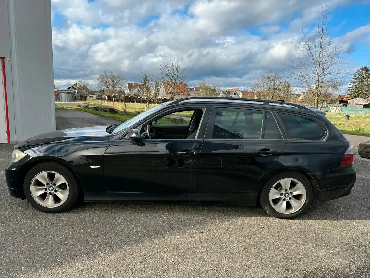 Gebraucht BMW 320 177 PS (130 kW) 2008 Schwarz Kombi