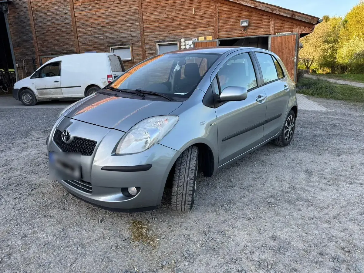 Gebraucht Toyota Yaris 90 PS (66 kW) 2006 Silber Limousine