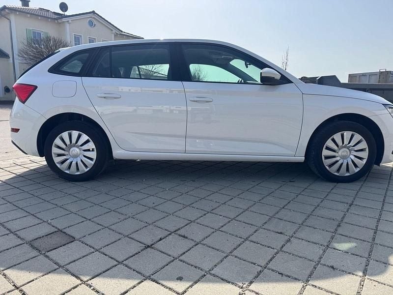 Gebraucht Skoda Scala Cool Plus 95 PS (69 kW) 2020 Weiß Kleinwagen