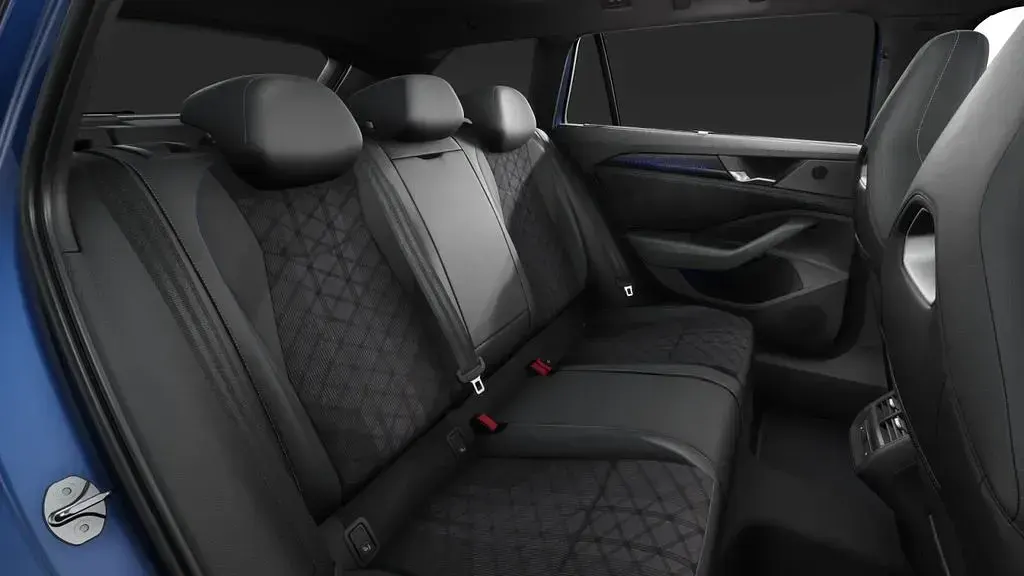 Gebraucht VW Passat R-line 177 PS (130 kW) 2025 Blau Kombi