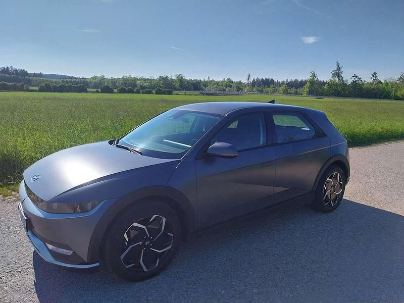 Grau Gebraucht 2023 Hyundai Ioniq 6 Dynamiq Limousine | 34.555 € (Guter Preis) - Bild 1/4