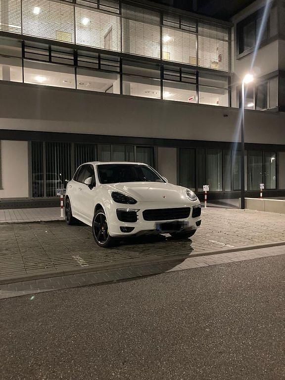 Weiß Gebraucht 2018 Porsche Cayenne S E-Hybrid Platinum Edition SUV | 44.500 € (Fairer Preis) - Bild 1/4