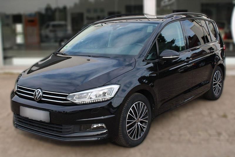 Gebraucht VW Touran Comfortline 150 PS (110 kW) 2023 Schwarz metallic Van / Kleinbus
