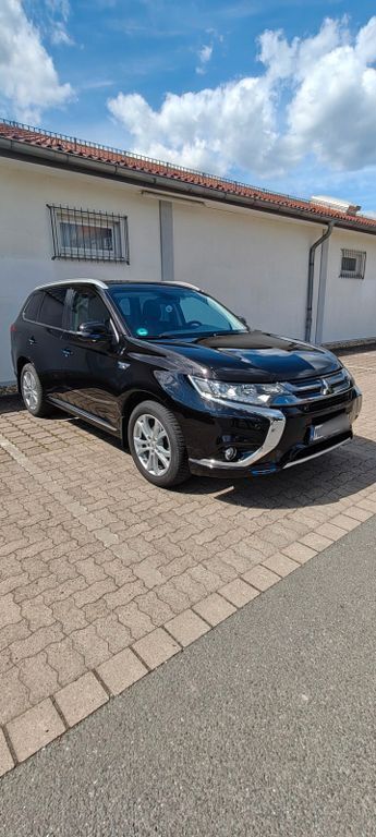 Schwarz Gebraucht 2017 Mitsubishi Outlander P-HEV Top SUV | 20.900 € (Etwas zu teuer) - Bild 1/4
