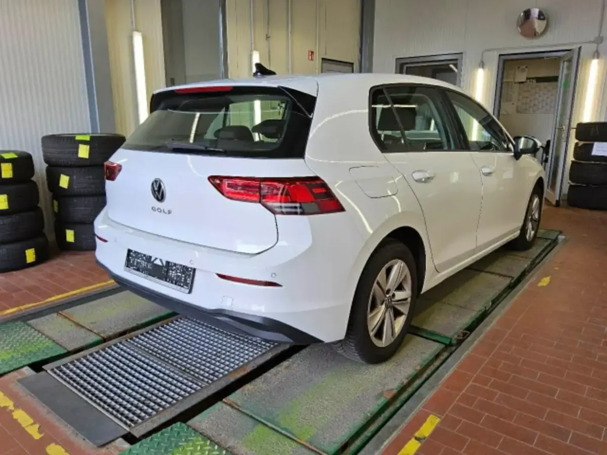 Gebraucht VW Golf VIII Life 150 PS (110 kW) 2023 Pure white Limousine