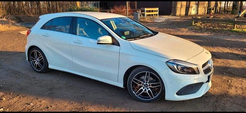 Weiß Gebraucht 2016 Mercedes A180 AMG line Limousine | 14.270 € (Fairer Preis) - Bild 1/4