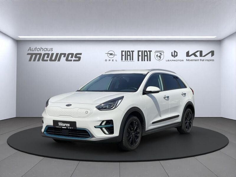Ud) schneeweiß (weiss Gebraucht 2021 Kia e-Niro Vision SUV | 19.988 € (Superpreis) - Bild 1/4