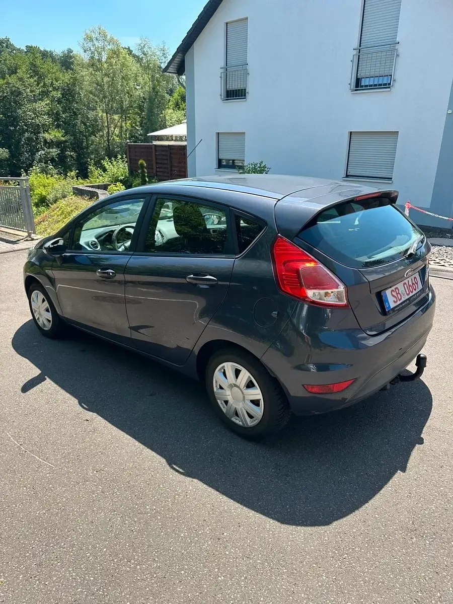 Gebraucht Ford Fiesta 81 PS (59 kW) 2014 Grau Kleinwagen