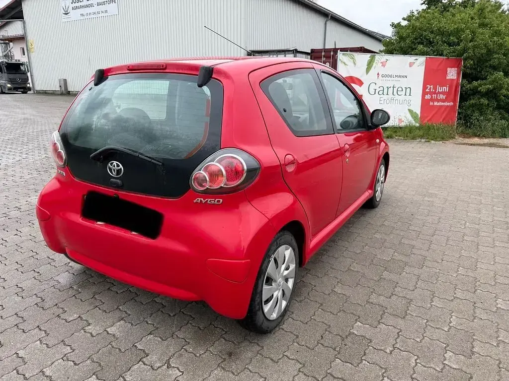 Gebraucht Toyota Aygo 68 PS (50 kW) 2013 Rot Kleinwagen