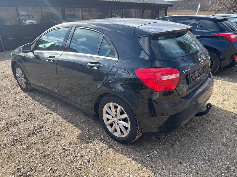 Gebraucht Mercedes A180 109 PS (80 kW) 2015 Schwarz Limousine