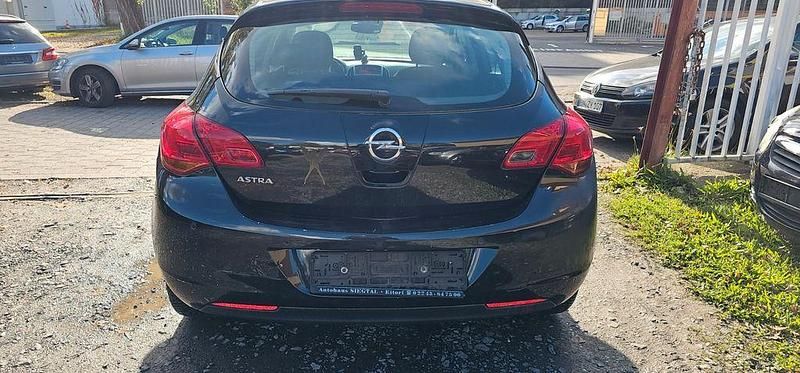Gebraucht Opel Astra Edition 101 PS (74 kW) 2011 Schwarz Limousine