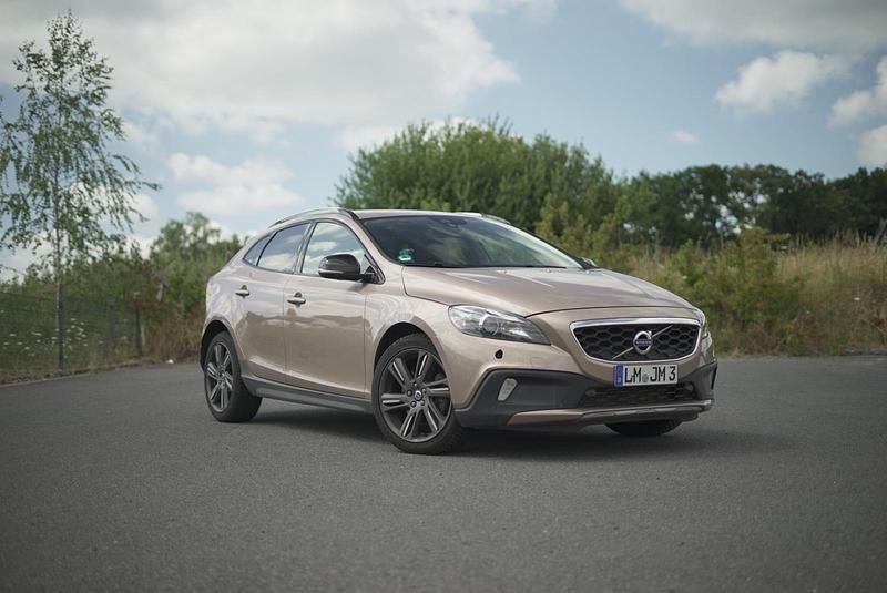 Andere außenfarben Gebraucht 2016 Volvo V40 CC Kombi | 11.999 € (Fairer Preis) - Bild 1/4