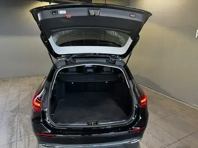 Gebraucht Mercedes C220 Avantgarde 197 PS (144 kW) 2024 Schwarz Limousine