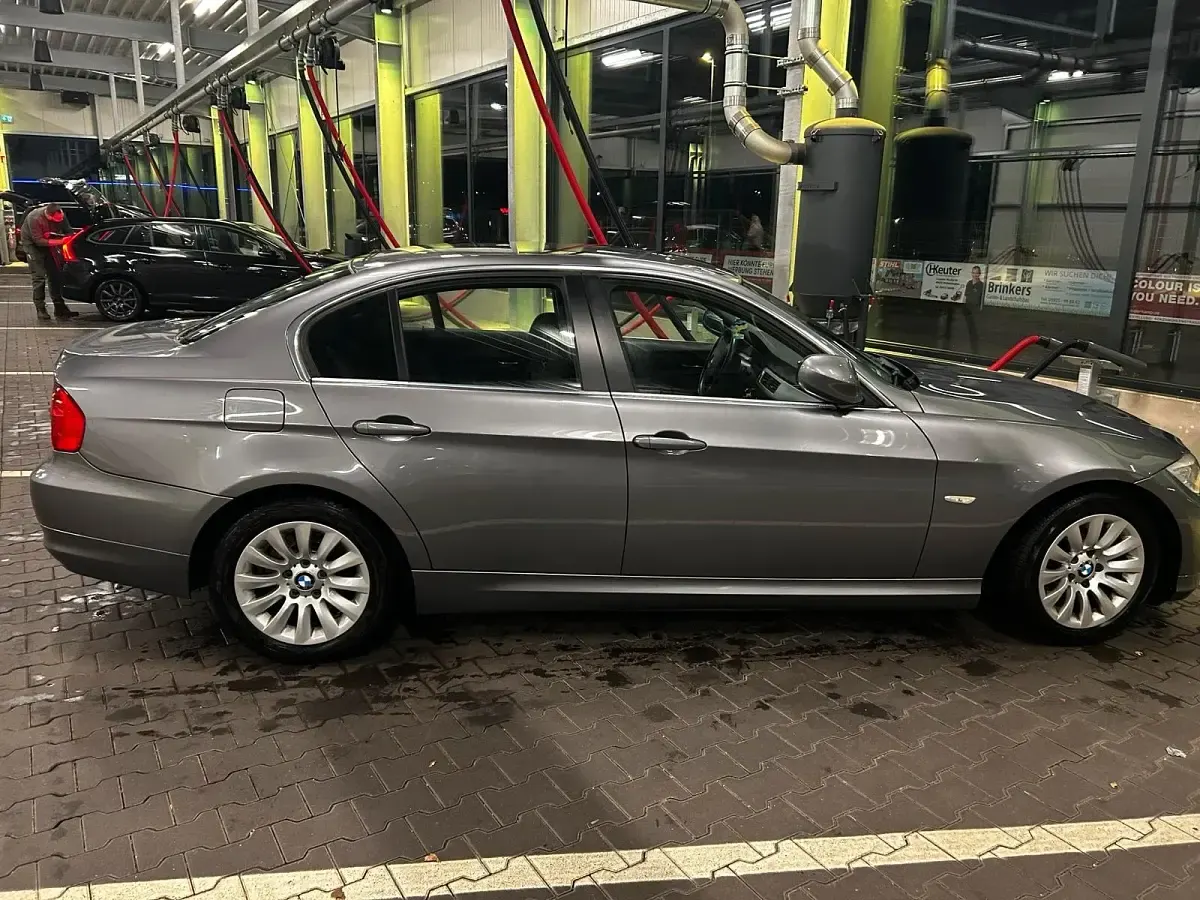 Gebraucht BMW 325 218 PS (160 kW) 2009 Grau Limousine