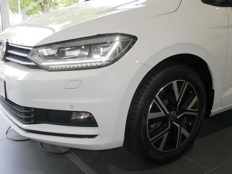 Gebraucht VW Touran Move 150 PS (110 kW) 2024 Weiß Van / Kleinbus