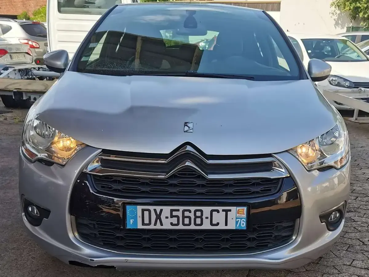 Gebraucht Citroën DS4 So Chic 120 PS (88 kW) 2015 Lackierun aluminiumgrau/meta Kleinwagen