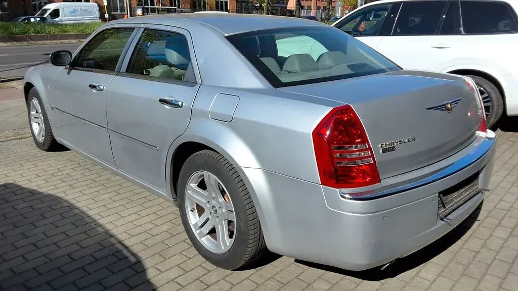 Second-hand Chrysler 300C 218 CP (160 kW) 2008 Argintiu Berlinǎ