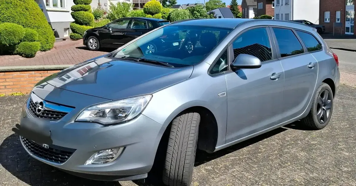 Gebraucht Opel Astra 140 PS (102 kW) 2012 Grau Kombi