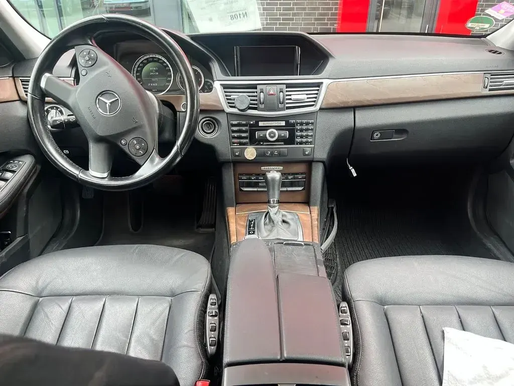 Gebraucht Mercedes E220 Elegance 170 PS (125 kW) 2011 Schwarz Limousine