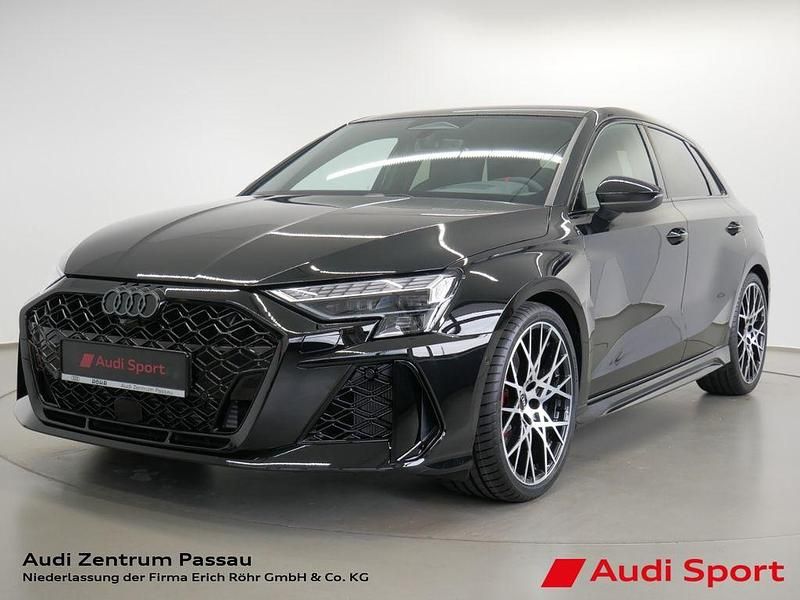 Mythosschwarz metallic Neu 2025 Audi RS3 Sportback Sport Kleinwagen | 66.666 € (Superpreis) - Bild 1/4