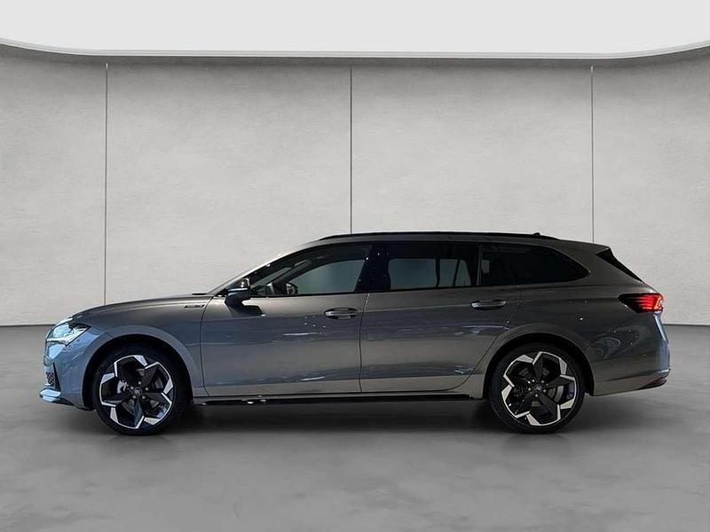 Neu Skoda Superb SportLine 150 PS (110 kW) 2025 Grau Kombi