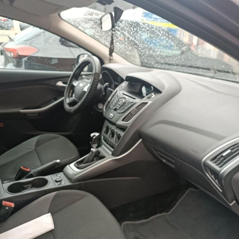 Gebraucht Ford Focus Trend 125 PS (91 kW) 2014 Schwarz Kombi