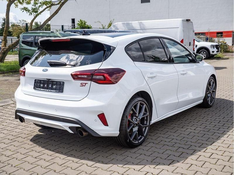 Neu Ford Focus ST 280 PS (205 kW) 2025 Frozen white Limousine