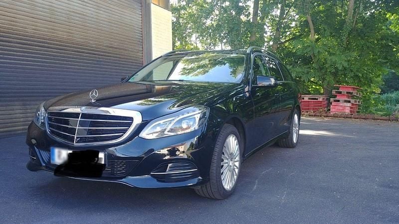 Gebraucht Mercedes E220 170 PS (125 kW) 2014 Schwarz Kombi