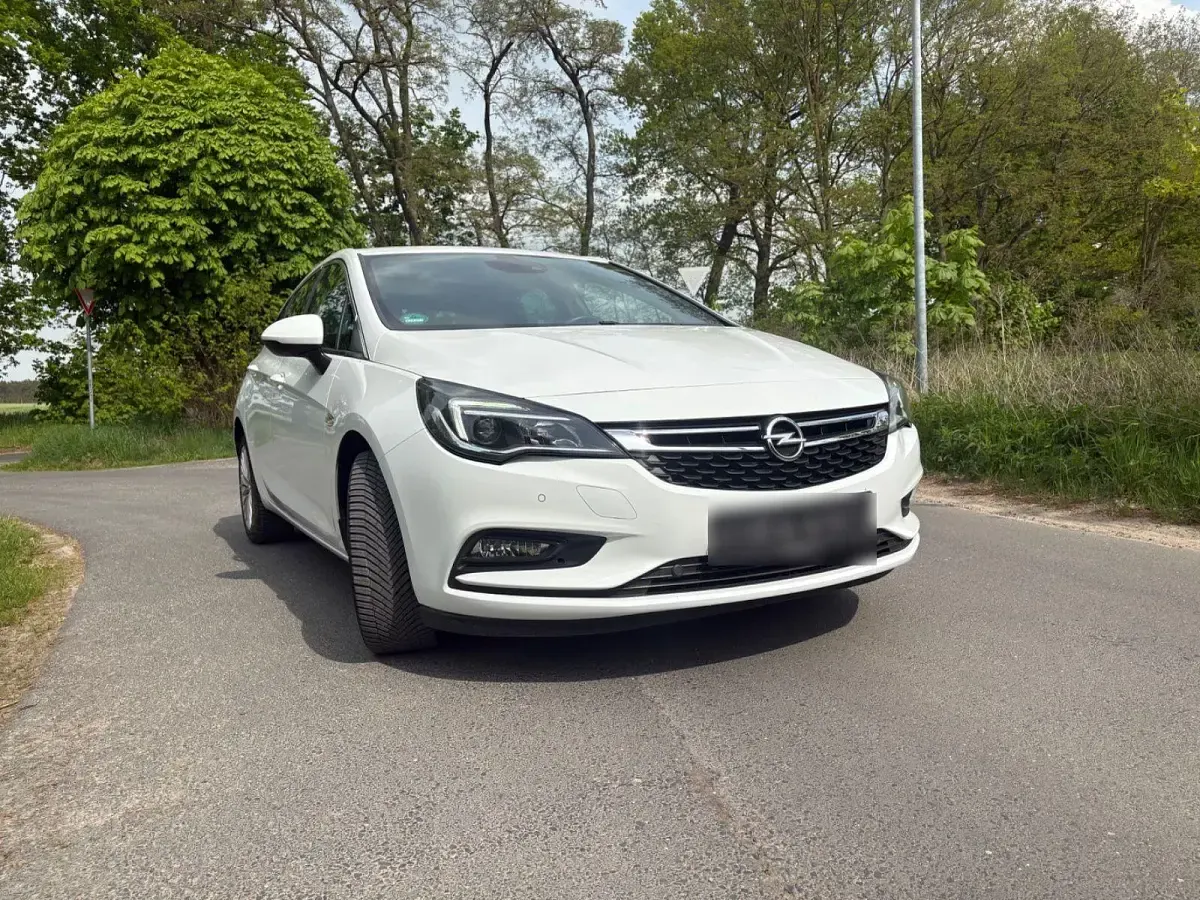 Używany Opel Astra Dynamic 125 KM (91 kW) 2016 Biały Sedan/Limuzyna
