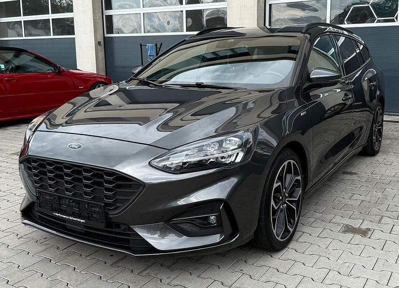 Grau Gebraucht 2019 Ford Focus ST-Line Limousine | 14.990 € (Fairer Preis) - Bild 1/4