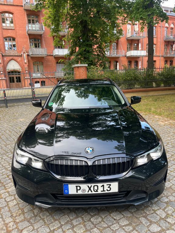 Schwarz Gebraucht 2020 BMW 318 Shadowline Kombi | 17.200 € (Superpreis) - Bild 1/4