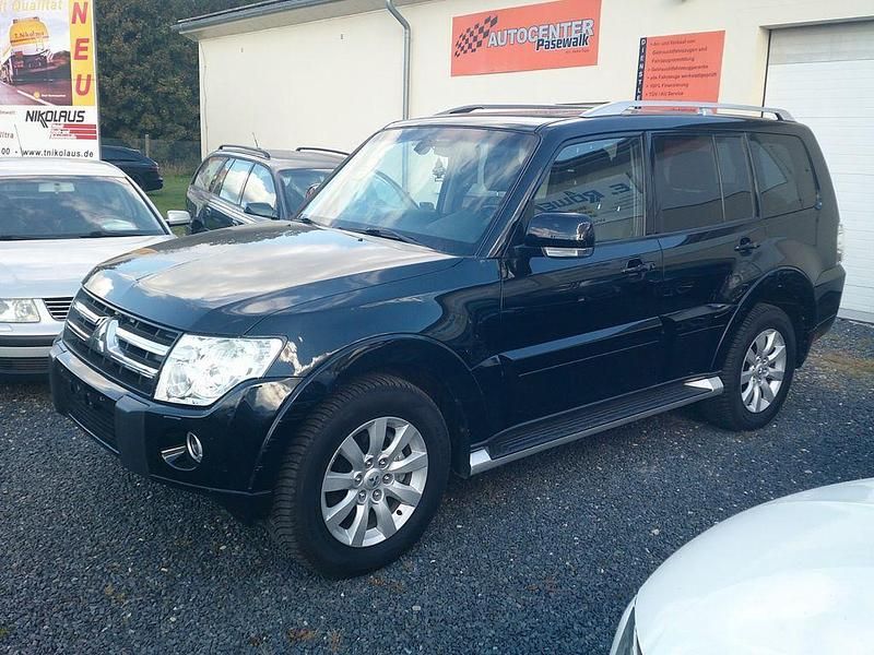 Schwarz Gebraucht 2011 Mitsubishi Pajero Instyle SUV | 15.100 € (Fairer Preis) - Bild 1/4