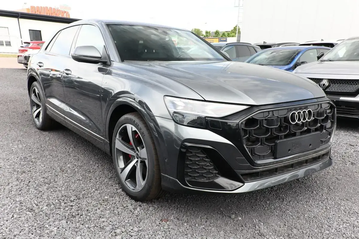 Neu Audi Q8 S-Line 286 PS (210 kW) 2025 Chilirot metallic SUV