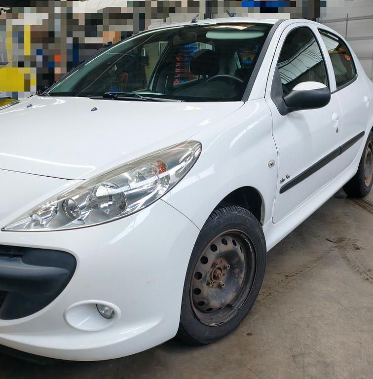 Gebraucht Peugeot 206 Urban Move 73 PS (53 kW) 2012 Weiß Limousine