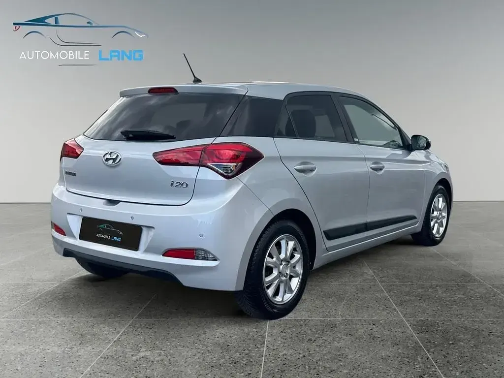 Gebraucht Hyundai i20 Passion 84 PS (61 kW) 2016 Silber Limousine