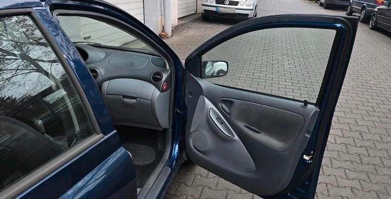 Gebraucht Toyota Yaris 85 PS (62 kW) 2001 Blau Kleinwagen