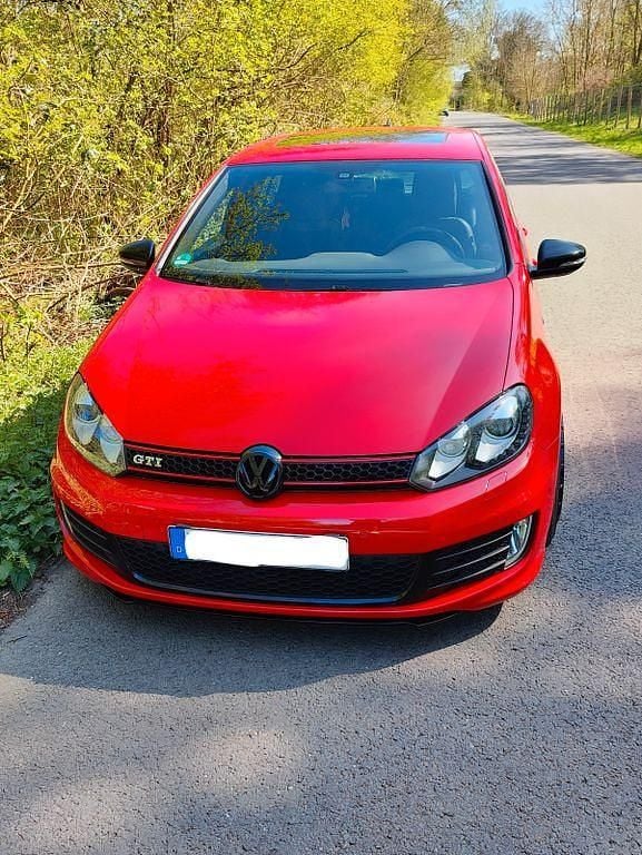 Rot Gebraucht 2012 VW Golf VII Edition Limousine | 13.999 € (Guter Preis) - Bild 1/4