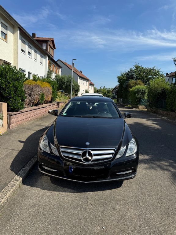 Schwarz Gebraucht 2011 Mercedes E220 Coupé | 12.999 € (Fairer Preis) - Bild 1/4