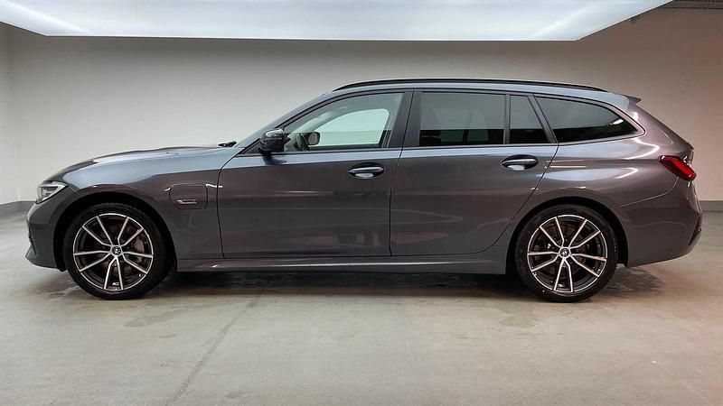 Gebraucht BMW 330e Advantage 292 PS (214 kW) 2021 Mineralgrau Kombi