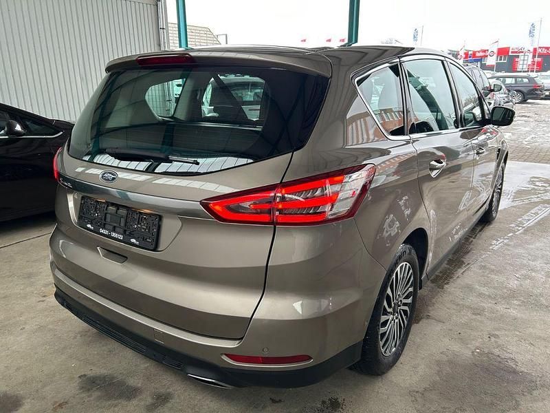 Gebraucht Ford S-MAX Titanium 190 PS (139 kW) 2019 Silber Van / Kleinbus