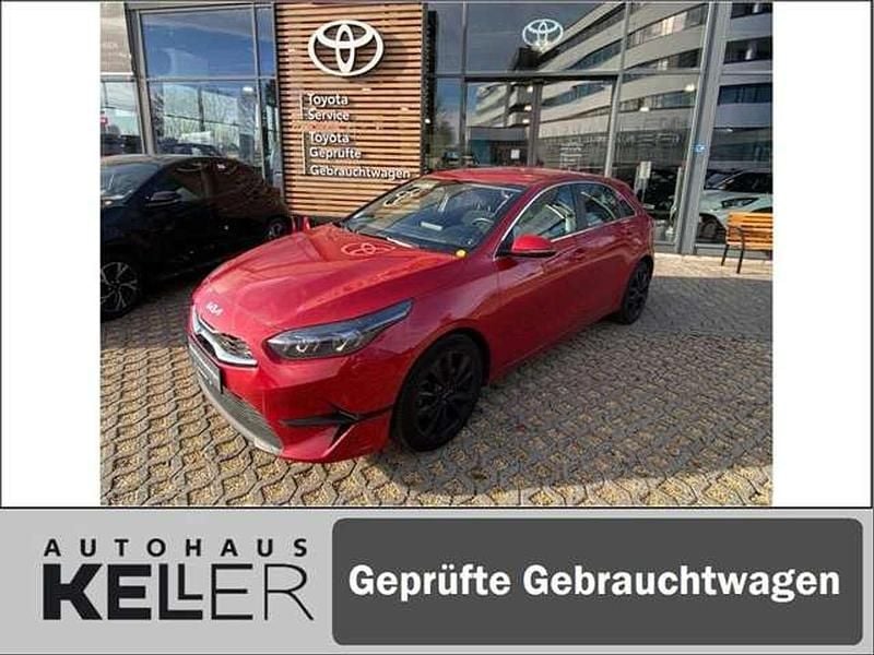 Rot metallic Gebraucht 2024 Kia Ceed Spirit Kleinwagen | 22.990 € (Fairer Preis) - Bild 1/4